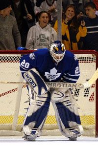 Ed Belfour (Toronto) hiába erôlködött, ezúttal nem tudott shutoutot csinálni (Fotó: Reuters/Ray Stubblebine)