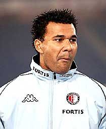 Gullit az elsô idényében nem volt eredményes a Feyenoorddal, a vezetôk ezért elvesztették a bizalmukat