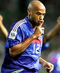 Thierry Henry (képünkön) a 30. gólját lôtte a válogatottban, azaz utolérte Just Fontaine-t és Jean-Pierre Papint. Náluk csak David Trezeguet (31) és Michel Platini (41) szerzett több gólt a francia nemzeti csapatban