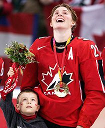 Hayley Wickenheiser csapata egyik legjobbja volt a torna során és a döntôben is ? képünkön kisfiával, Noah-val ünnepel