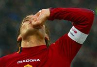 Elképzelhetô, hogy Francesco Totti már csak egy szezon erejéig hinti a csókokat a Stadio Olimpicóban