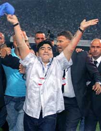 Augusztus 17-én sztárnak kijáró ünneplésben részesülne Diego Maradona, hiszen ô az argentin válogatottban éppen a magyarok ellen mutatkozhatott be, és ezt &#8211; ahogy mondta &#8211; soha nem feledi el