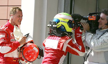 Miközben Felipe Massa a rajtelsôség megszerzése után belebújt a kamerába, Michael Schumacher annak örült, hogy hibái ellenére második lett