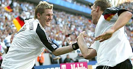 Sebastian Schweinsteiger (balra) és Lucas Podolski örömtánca 2-0-s német vezetésnél (fotók: Reuters)