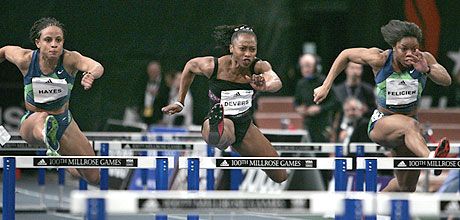 Gail Devers (középen) negyvenévesen a világ legjobb idei eredményével gyôzött 60 méter gáton a Millrose Games-viadalon