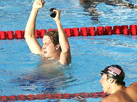 A győztes (balra) és a legyőzött. Phelps nem tűnik túl boldognak, ellentétben Crockerrel (fotók: Reuters)