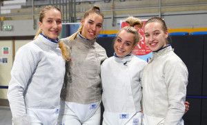 Balról: Márton Anna, Katona Renáta, Pusztai Liza és Battai Sugár bronzérmet nyert csapatban a legutóbbi, athéni világkupaversenyen Forrás: hunfencing.hu