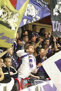 Szerencsét hozhat a drukkereknek a két négylábú, Viola és Kaos: a lilák a bajnokságban már az aranyra hajtanak (Fotó: Németh Ferenc)