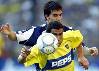 Az európai csapatok által csábított Carlos Tévez (elöl) szerezte a listavezetô Tallerest legyôzô Boca Juniors elsô gólját