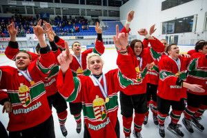 Az U20-as jégkorong-válogatott a tavalyi feljutás után ismét ünnepelne Forrás: MJSZ