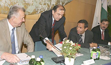 Schmitt Pál (balról), a MOB elnöke rövid idôn belül harmadszor kényszerült támadások elhárítására és posztjának megvédésére. Sôt további nehézségekre számít a pekingi olimpiáig, amely után már nem kívánja tovább irányítani a MOB-ot