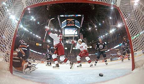 Rod Brind?Amour és Justin Williams (11) ünnepli Cory Stillman gólját, amellyel egyenlített az utóbb gyôzelmet arató Carolina Hurricanes