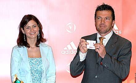 Lothar Matthäus segédkezett Konta Barbarának a sorsolásnál; egy ilyen csoportnak vélhetôen ô sem örülne (Fotó: Unger Tamás)