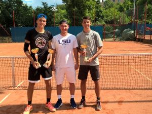 Vörös Máté, Borsos Olivier (a BTC sportigazgatója) és Kéki Márk együtt örülnek a sikereknek