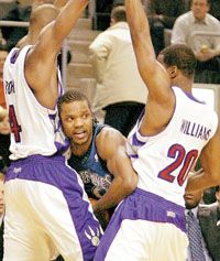 Latrell Sprewell két &#8222;ikertorony&#8221;, Chris Bosh (balra) és Alvin Williams árnyékában sem szeppent meg a Toronto&#8211;Minnesota meccsen