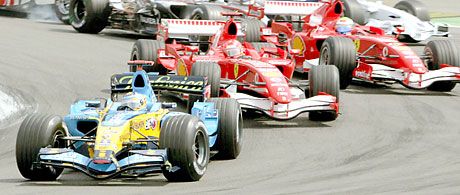 Jellegzetes kép 2006-ból: elöl Fernando Alonso és Michael Schumacher, utánuk pedig a mezôny többi tagja