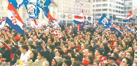 Ilyen egy focirajongó ország népe: a szurkolók Zágráb fôterén ünneplik a gyôzelmeket