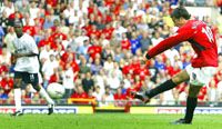 Bár Ruud van Nistelrooy zsinórban két tizenegyest kihagyott, akciógóljával Premiership- és Manchester United-csúcsot is döntött