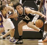 A phoenixi Steve Nash támadja Manu Ginobilit. Kevés sikerrel... (fotó: Reuters)