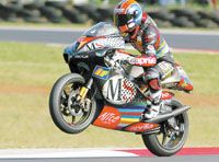 A negyedliteres kategória világbajnoka, Marco Melandri bulik után, holtfáradtan is könnyedén utasította maga mögé ellenfeleit (Fotó: Reuters/Mark Baker)