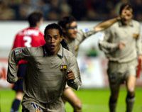 Ronaldinho csodálatos, félfordulatból szerzett góllal segítette gyôzelemhez a Barcelonát a meglepetéscsapat Osasuna otthonában