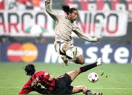 Ronaldinho (felül) a jelenkor talán legértékesebb futballistája. Óriási összeget kellene fizetnie egy esetleges új vevőnek