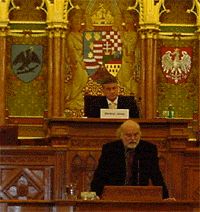 Dr. Szabó Tamás (elöl) tartja előadását, a háttérben dr. Berényi János levezető elnök