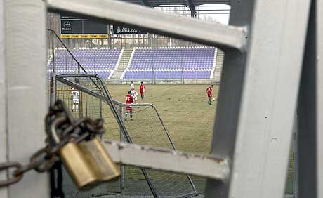 Lakat az újpesti stadion kapuján: nyitás majd csak decemberben