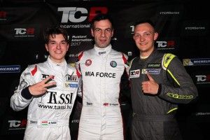 Az időmérő első három helyezettje: Tassi Attila (balra), Davit Kajaia és Ficza Ferenc Forrás: tcr-series.com