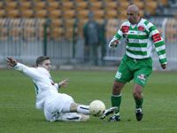 Gera Zoltán (balra) többször járt jó helyen: itt Miriuta Vasilét szereli, késôbb gólt szerzett (Fotó: Czagány Balázs)