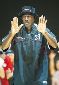 Ne a kezét figyeljék! Michael Jordan itt éppen saját ruhakollekciójában feszít a kifutón…