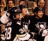 Mario Lemieux (középen) két-két góllal, illetve gólpasszal zárta a torontói kiruccanást Mario Lemieux (középen) két-két góllal, illetve gólpasszal zárta a torontói kiruccanást