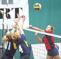 A mindössze 15 esztendôs Takács Zsófia (jobbra) ôrületbe kergette a bajnokot (Fotó: Danis Barna)