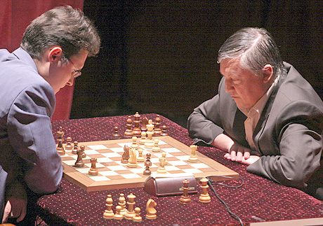 Lékó Péter (balra) és Anatolij Karpov is nyerésre játszott, de végül egyikük sem tudott a másik fölé kerekedni