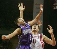 Jao Ming (11) 14 ponttal vezette gyôzelemre a Houston Rockets együttesét a meghívottként Liu Vejt is bevetô Sacramento Kings ellen