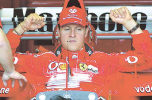 Schumacher a Ferrarijában ülve is percre pontos információkat kapott a foci-vb-rôl