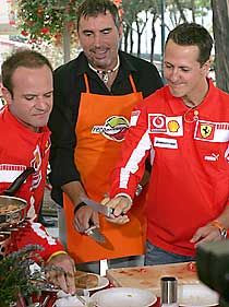 Michael Schumacher (jobbra) és Rubens Barrichello a televíziós fevétel kedvéért még fakanalat is fogott Budapesten