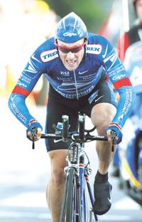 Lance Armstrong minimális hátránnyal vághat a Pireneusok emelkedôinek