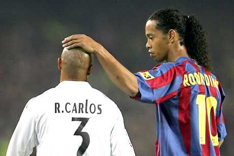 Legutóbb Ronaldinho vigasztalta Roberto Carlost ? ma este is találkoznak a pályán