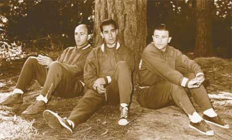 Puskás Ferenc a spanyol válogatott tagjaként egy fa alatt piheni ki a fáradalmakat Luis Suárez (középen) és Alfredo di Stéfano társaságában
