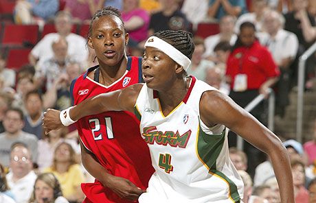 Simone Edwards (elöl) a WNBA-ben is szerepelt, de megjárta Izraelt is