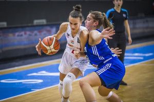 Küzdelmes nyaruk volt Sitku Zsuzsannáéknak (fehérben) Forrás: FIBA