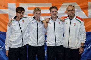 A Fajta Péter, Velcz Zsombor és Buzonics Dominik (balról jobbra) alkotta U16-os válogatott Gulyás István edzővel Forrás: tenniseurope