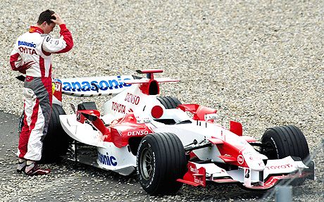 Ralf Schumacher a fejét vakarja ? a szezonnak nagy reményekkel nekivágó Toyota eddig nem rémítette meg az ellenfeleket, sôt?