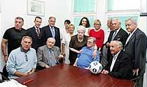 A kép közepén Puskás Ferenc körülötte a családtagjai és az egykori játékostársak (fotók: www.realmadrid.com)