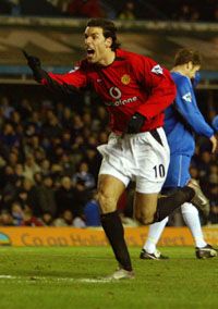 Van Nistelrooy döntött Birminghamben (Fotó: Reuters/Peter Macdiarmid)