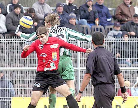 Zováth János ugyan magasabbra ugrott Sipos Jánosnál (elöl), mégis a Pécs gyôzött a Paks otthonában