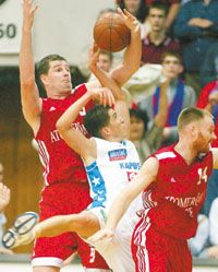 Válogatottak egymás közt: Czigler (balra), a kaposvári Simon és Mészáros (14) játékán sok múlhat a döntôben (Fotó: Meggyesi Bálint)