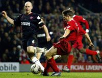 Michael Owen (jobbra) ezen lövését követôen dôlt el a továbbjutás a Liverpool javára a Ligakupa elôdöntôjének visszavágóján (Fotó: Reuters/Darren Staples)