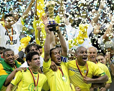 Brazil öröm már a szabadtéri ütôskoncert után, de még a tiszteletkör elôtt, Júlio Baptista (balról), Renato, Ronaldinho és Maicon elôadásában